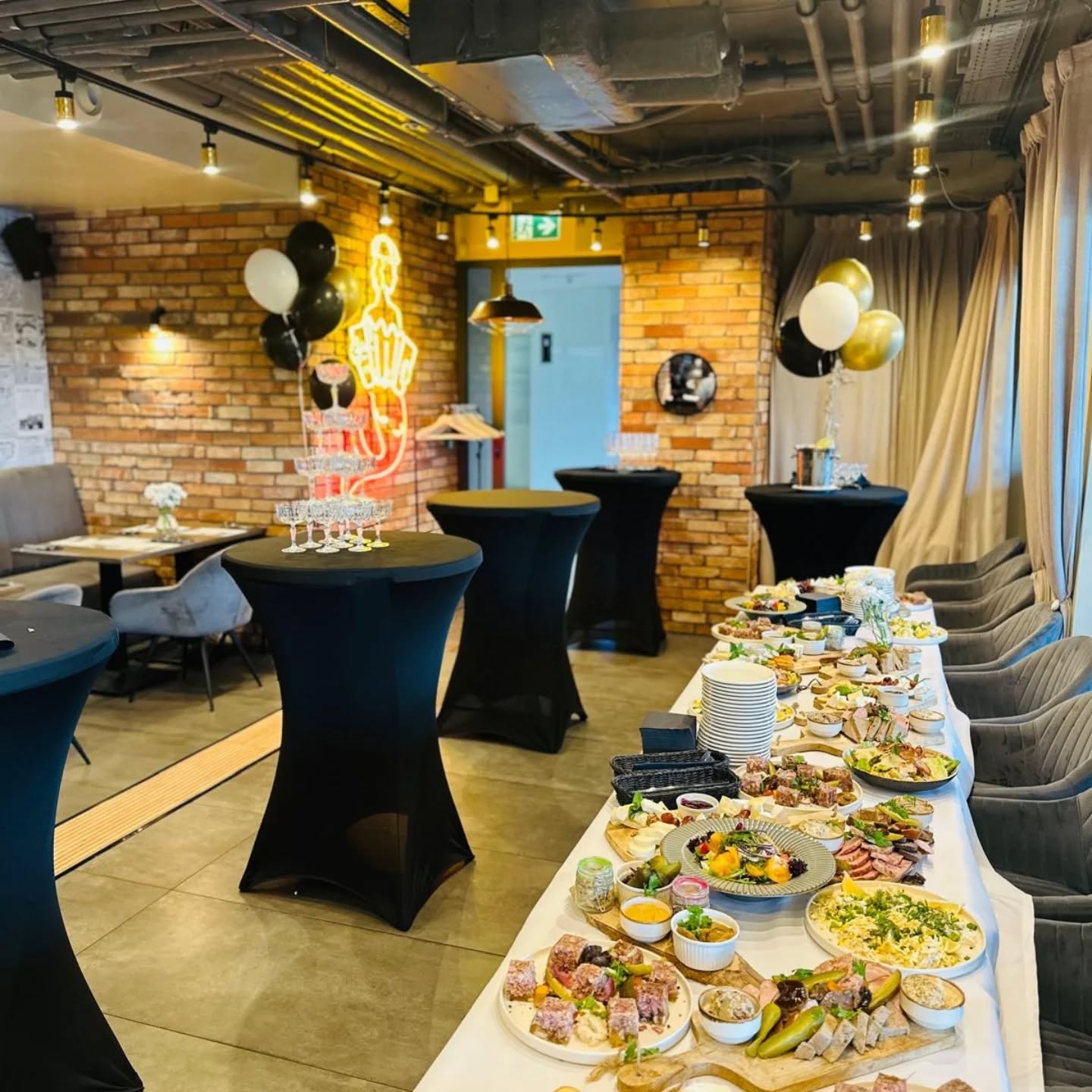 Eleganckie przyjęcie firmowe — catering Gruby Josek