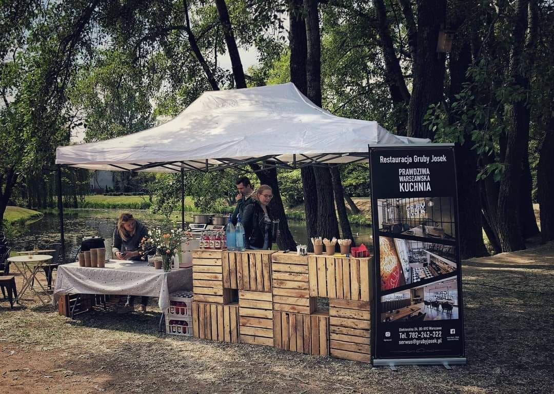 Plenerowe przyjęcie w stylu retro — catering Gruby Josek