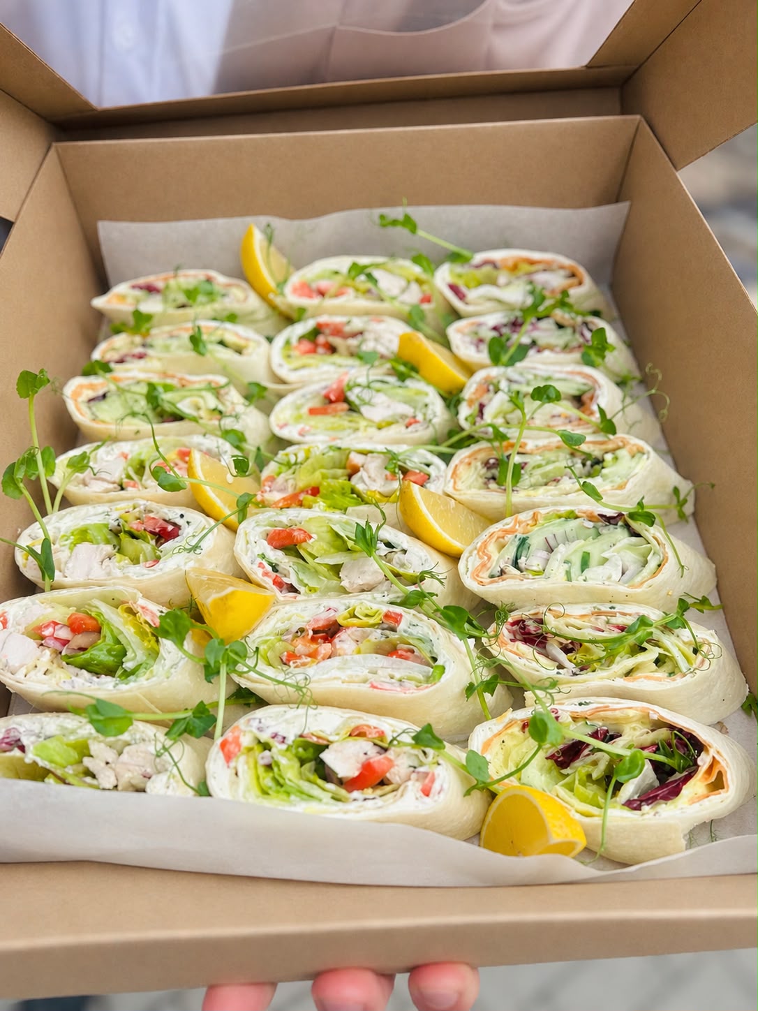 Lunch boxy Gruby Josek — kanapki i rogale na wynos