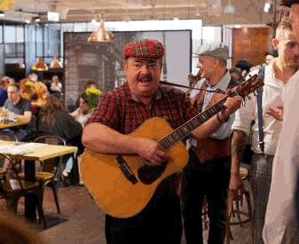 Gitarzysta kapeli warszawskiej