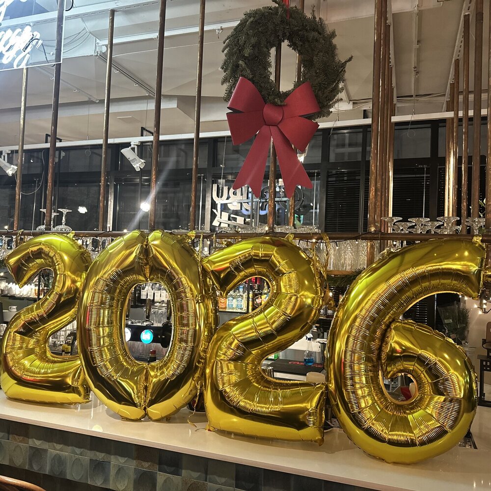 Złote balony układające się w napis 2026